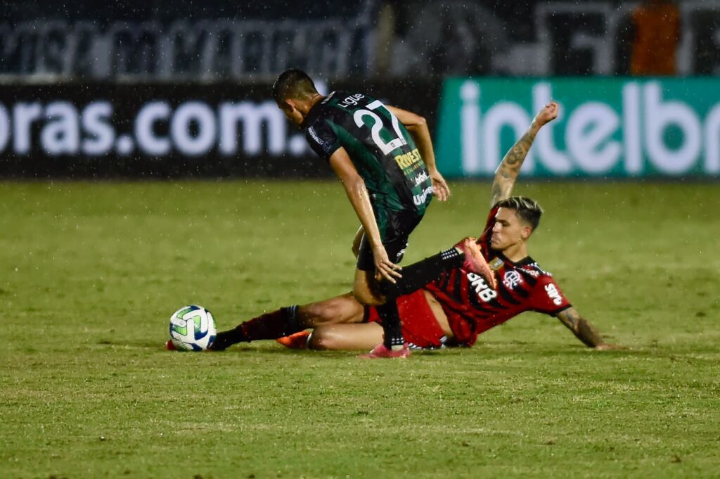 Pedro em campo pelo Flamengo contra o Maringá na Copa do Brasil