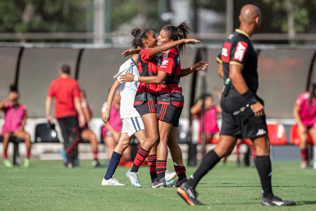 Atletas do Flamengo comemoram gol em jogo do Brasileirão Feminino Sub-20