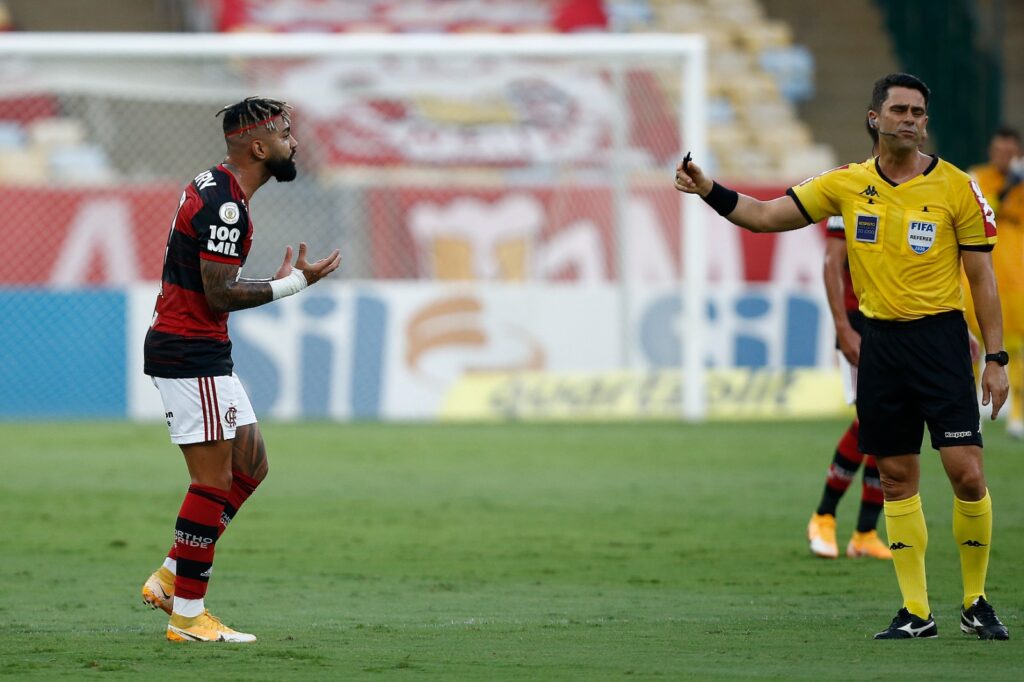 Flavio Rodrigues de Souza debate lance com Gabigol em jogo do Flamengo; árbitro irá apitar jogo contra o Maringá, pela Copa do Brasil