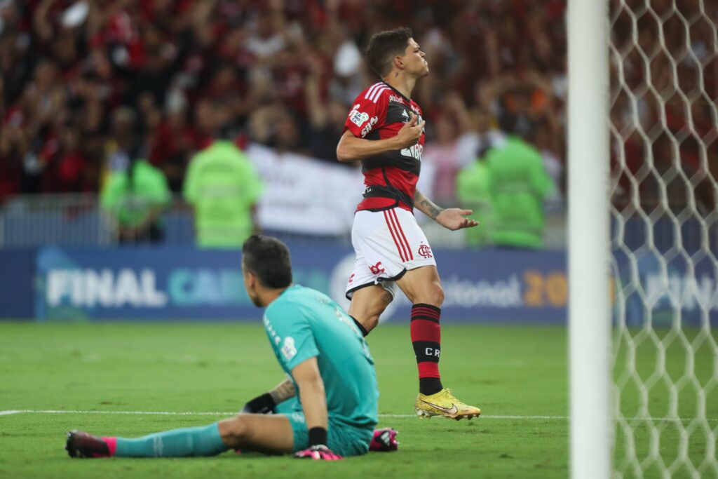 Ayrton Lucas comemora gol do Flamengo sobre o Fluminense em final do Carioca