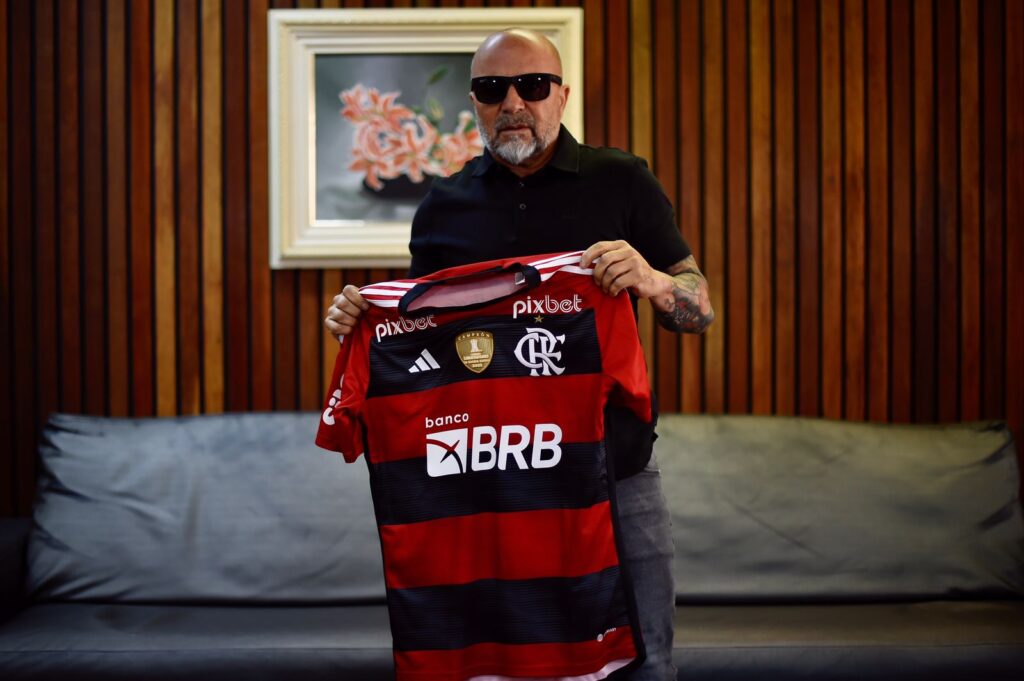 Sampaoli com a camisa do Flamengo