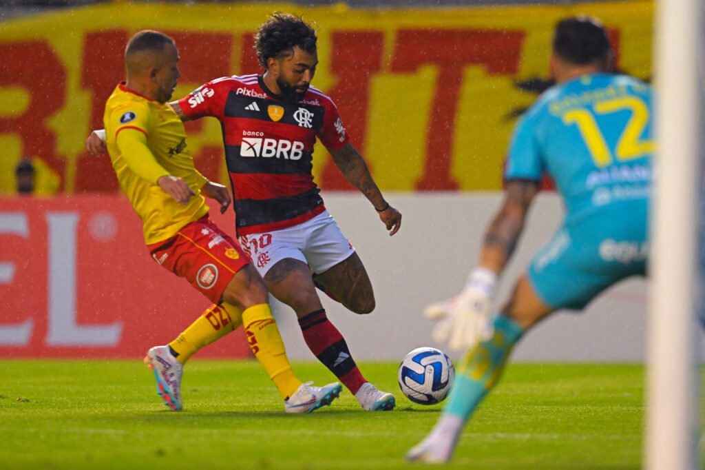 Gabigol em partida do Flamengo contra o Aucas na Libertadores