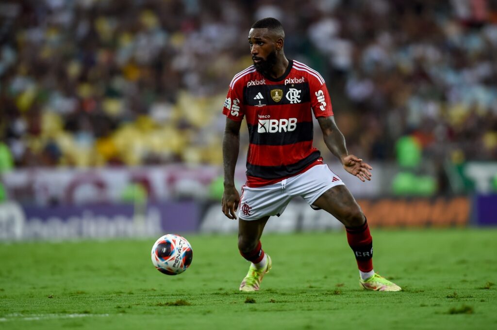 Gerson em campo pelo Flamengo; meia retorna contra o Atlético-MG, pelo Brasileirão, e as últimas notícias