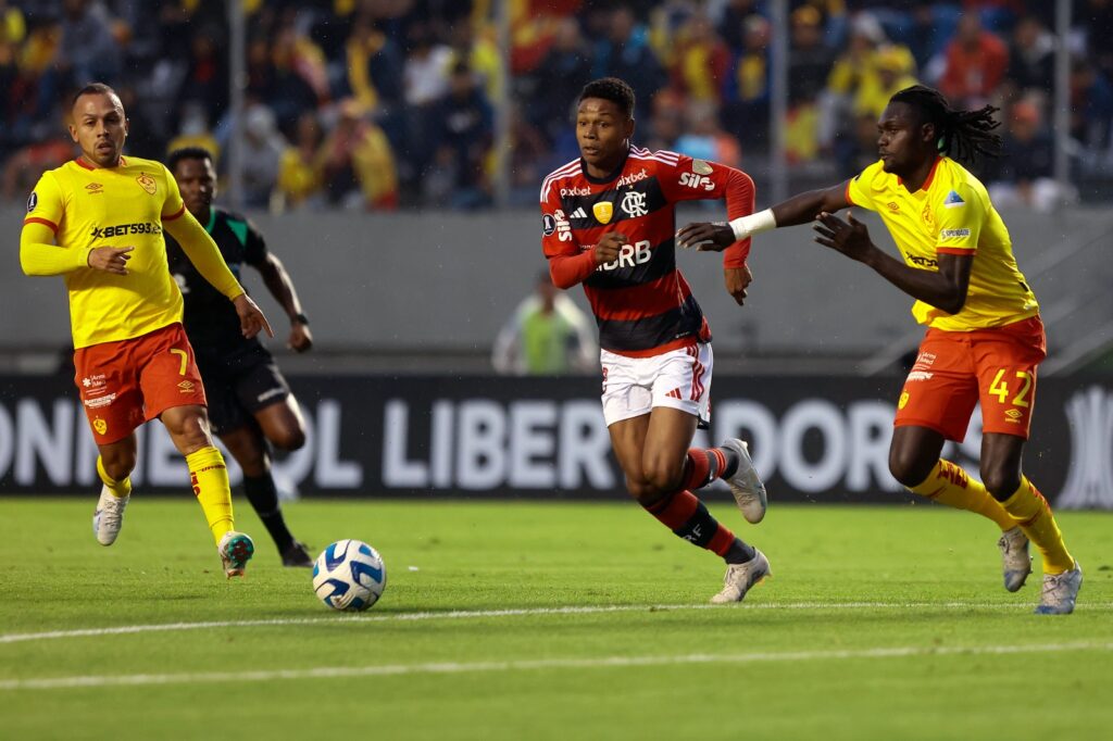 Matheus França comemorando gol com a camisa do Flamengo; Chelsea e Crystal Palace disputam contratação do atacante