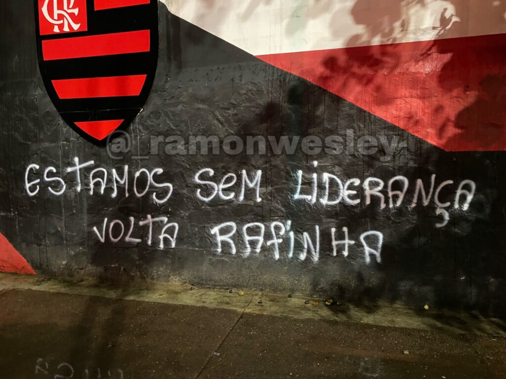 Muros da Gávea com pichações; torcedores do Flamengo cobram diretoria e jogadores pelo momento do time