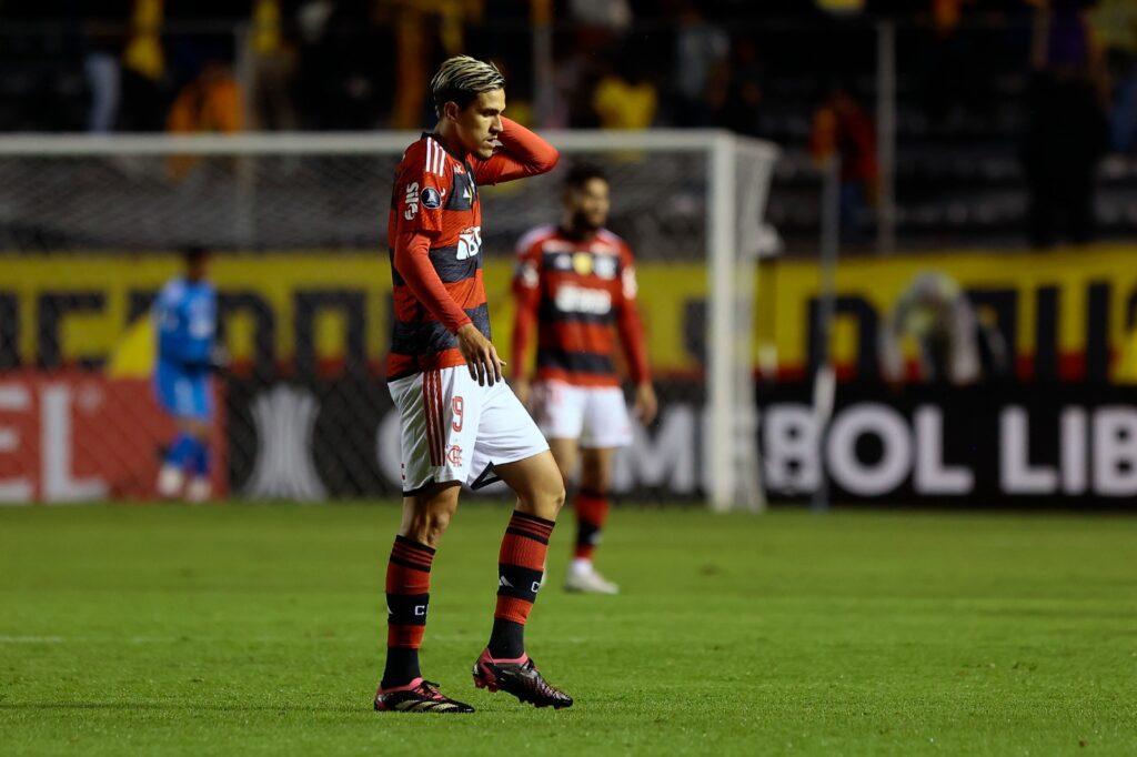 Pedro deixando o campo de jogo após Aucas 2 x 1 Flamengo; jornalista acredita que resultado na Libertadores pode influenciar final do Carioca