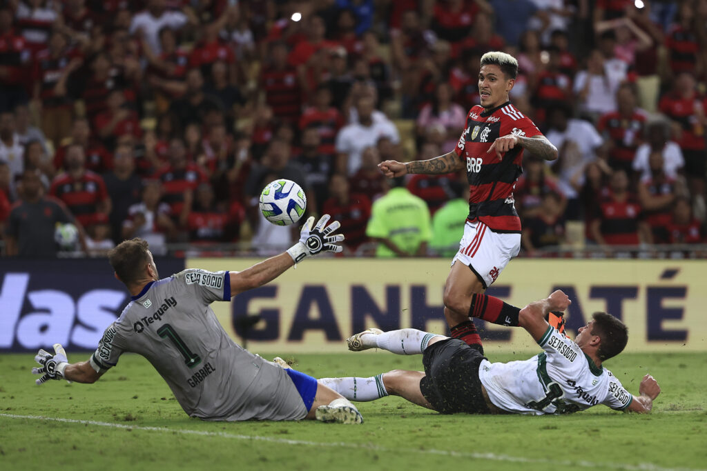 Pedro em campo pelo Flamengo contra o Coritiba; Regra da CBF para ST causou prejuízo ou clube