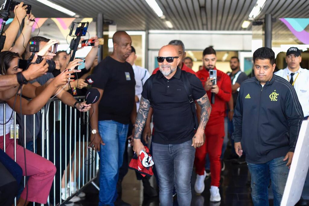Sampaoli na chegada ao Rio de Janeiro para comandar o Flamengo; Galvão Bueno questionou chegada do técnico