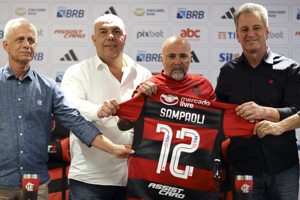 Samapoli em apresentação no Flamengo; após contratação do treinador, Landim descarta novas mudanças no departamento de futebol
