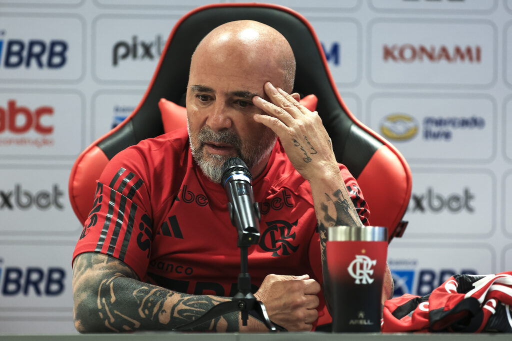 Samapoli em coletiva pelo Flamengo; decisões do treinador incomodam elenco do Flamengo