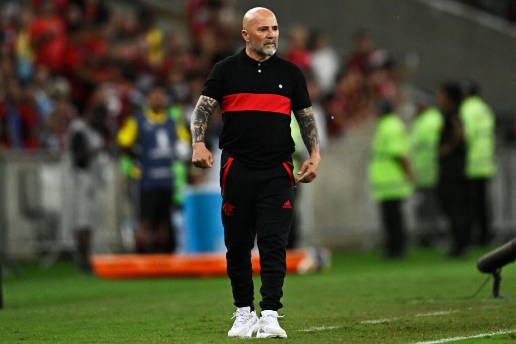 Jorge Sampaoli em jogo do Flamengo; confronto com Athletico-PR pela Copa do Brasil e as últimas notícias
