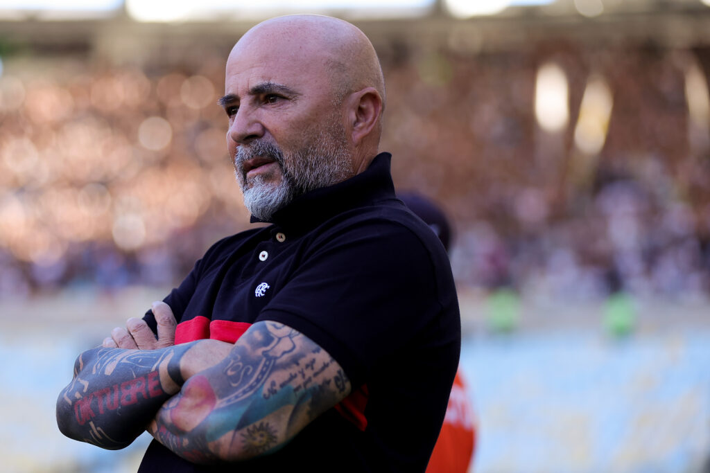 Sampaoli em jogo do Flamengo; narrador acusa treinador de "tentar queimar" Filipe Luís
