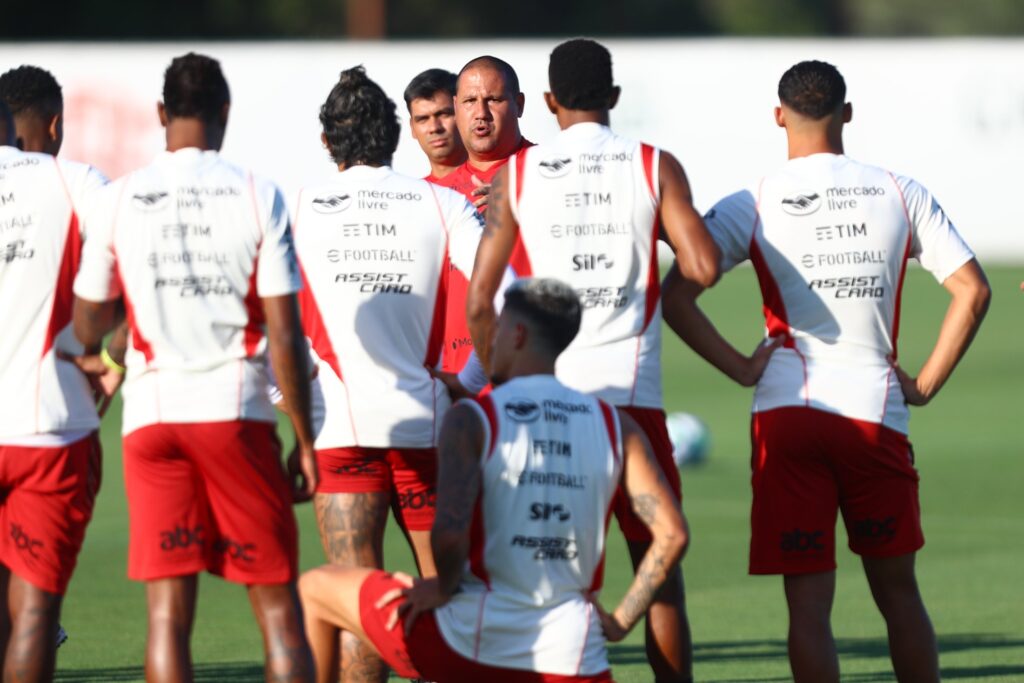 Mário Jorge e jogadores do Flamengo durante treinamento desta terça; técnico assume após demissão de Vitor Pereira