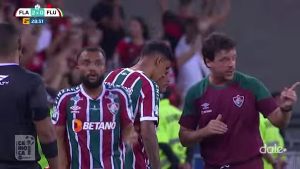 Fernando Diniz passa instruções a jogadores mesmo após ser expulso no jogo entre Flamengo e Fluminense