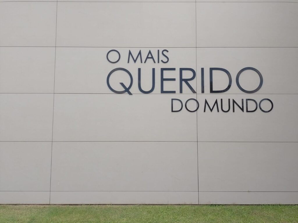 Muro do CT do Flamengo com os dizeres: 'O Mais Querido do Mundo'
