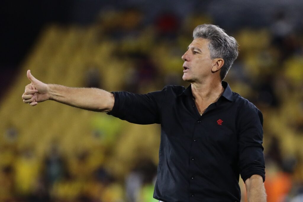 Renato Gaúcho acena positivamente durante partida quando era técnico do Flamengo (Foto: FRANKLIN JACOME/POOL/AFP via Getty Images)