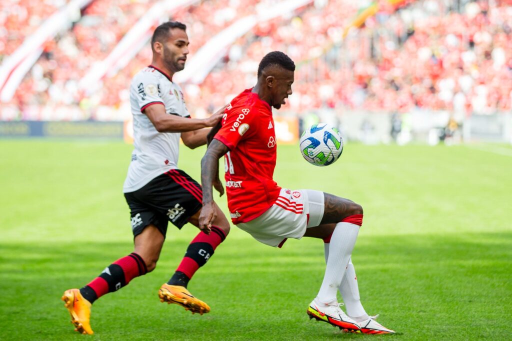 Thiago Maia recebeu muitas críticas de torcedores após derrota do Flamengo para o Internacional