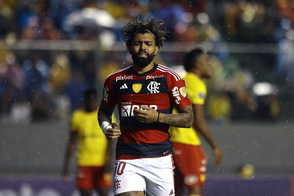 Gabigol em campo pelo Flamengo; jornalista detonou forma do camisa 10 rubro-negro