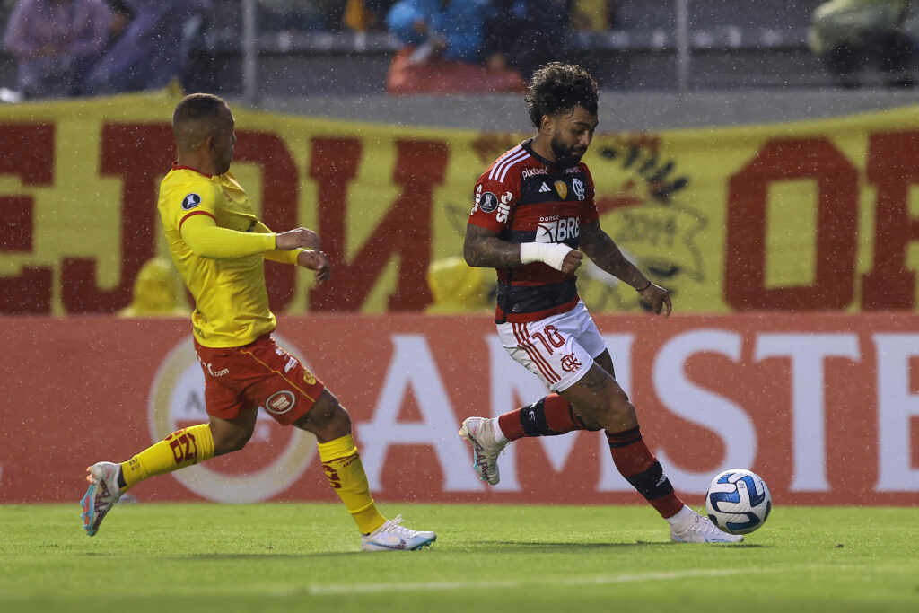Gabigol durante jogo do Flamengo contra o Aucas na Libertadores