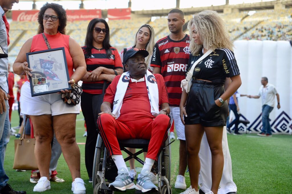 Seu Denir recebe homenagens do Flamengo no Maracanã