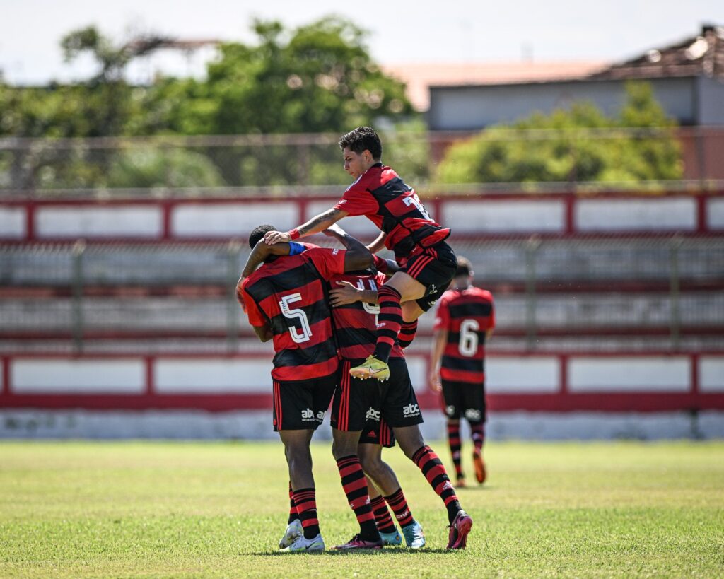 Time sub-20 do Flamengo comemora vitória; equipe venceu o Madureira pelo Carioca Sub-20