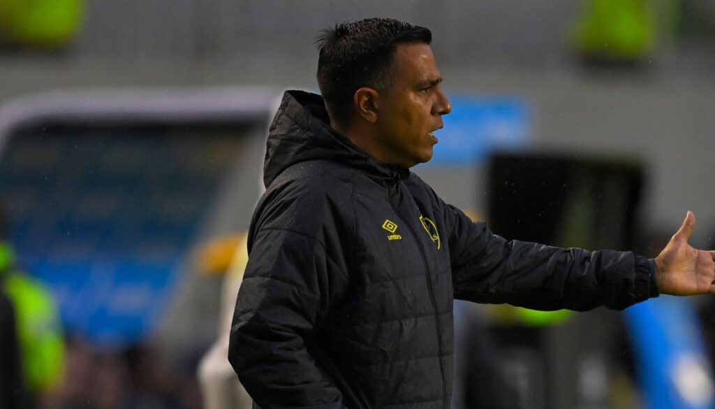 Aucas demite treinador por 'justa causa' perto de jogo contra o Flamengo