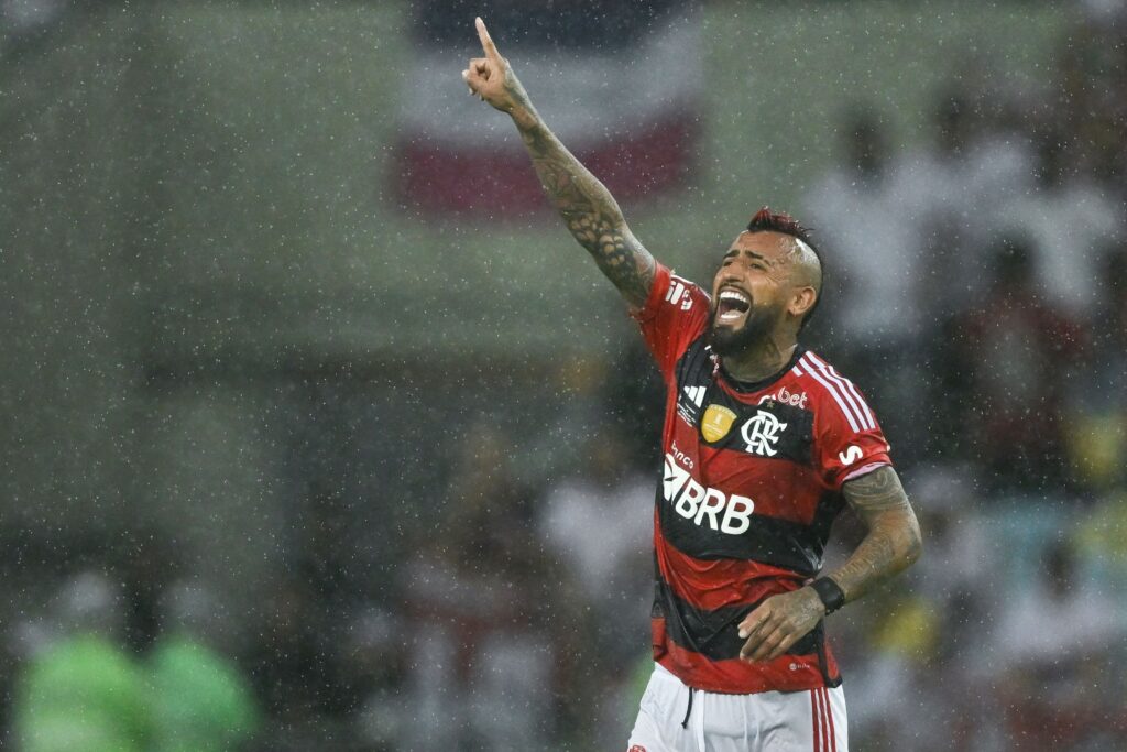 Arturo Vidal em campo pelo Flamengo; volante anunciou acordo de patrocínio com a Novibet