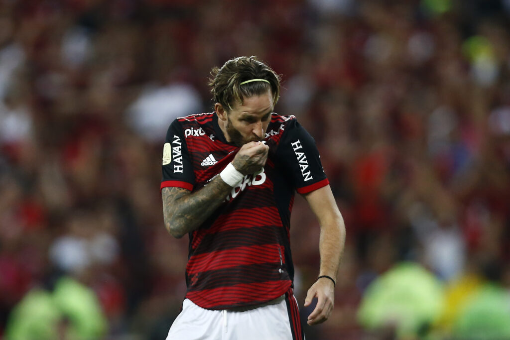 Léo Pereira beija camisa do Flamengo