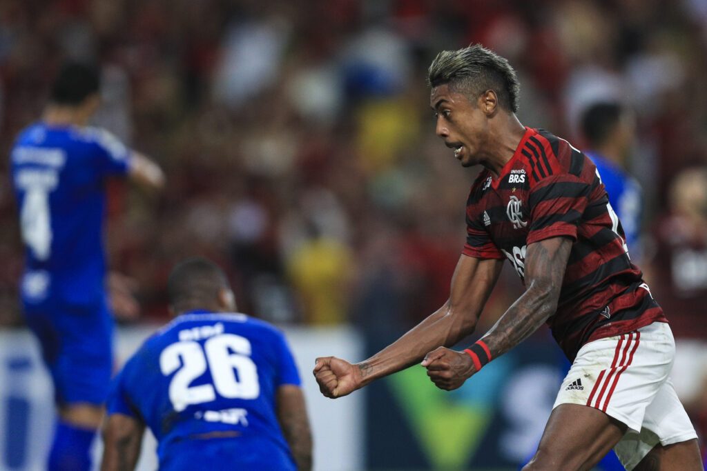 Bruno Henrique marca gol pelo Flamengo contra o Cruzeiro