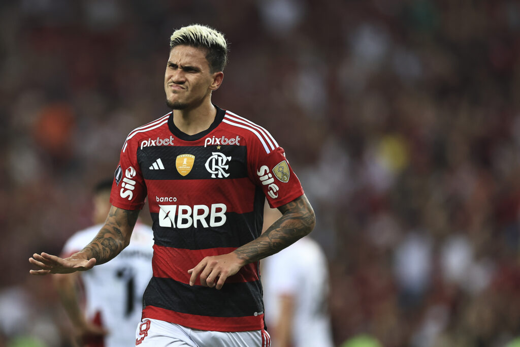 Pedro comemora gol pelo Flamengo; jogo com o Bahia, estreia da nova camisa e as últimas notícias