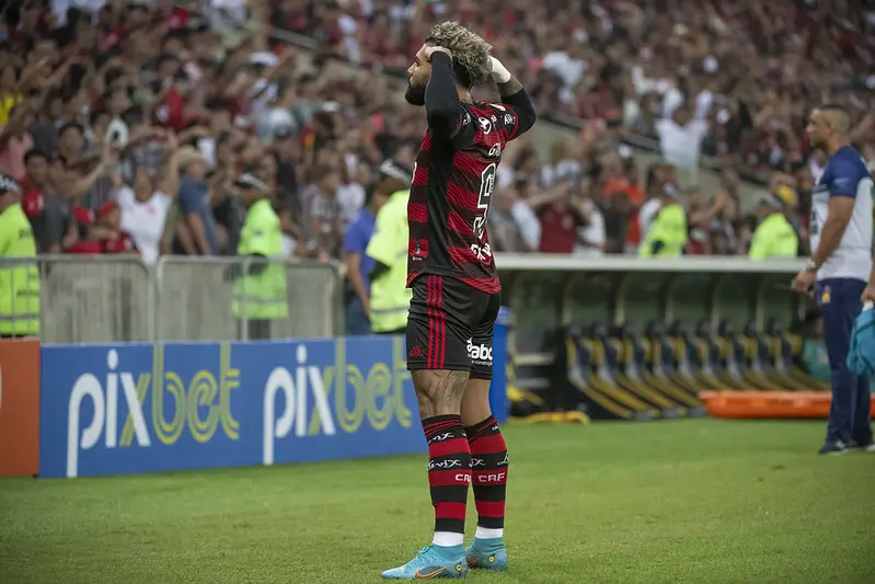 Gabigol comemora gol com a camisa do Flamengo