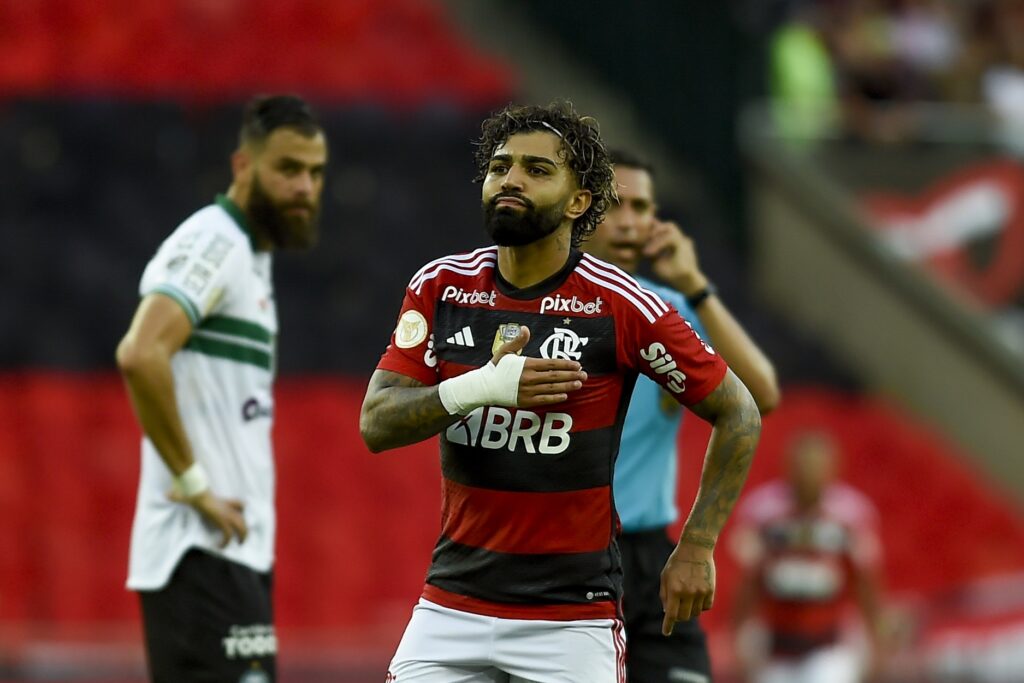 Gabigol em campo pelo Flamengo contra o Coritiba; Confira palpites para o confronto