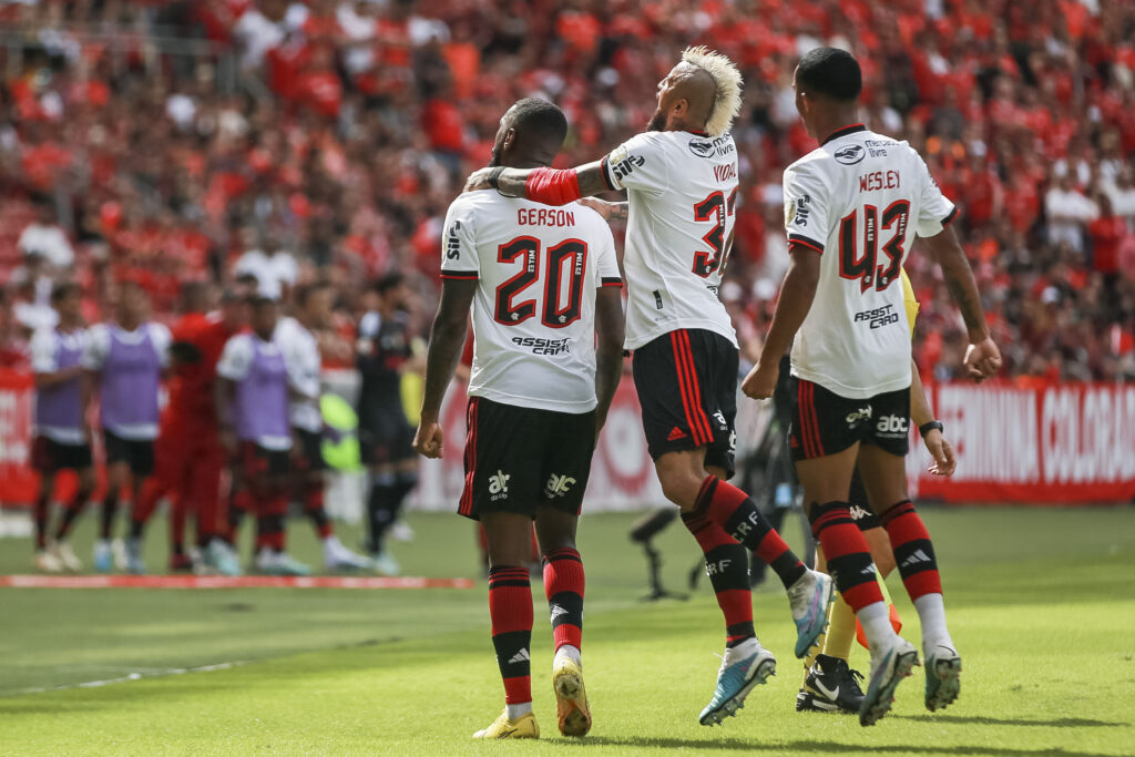 Gerson comemora gol pelo Flamengo