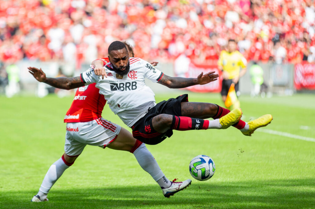 Gerson sofre falta na partida entre Flamengo e Internacional