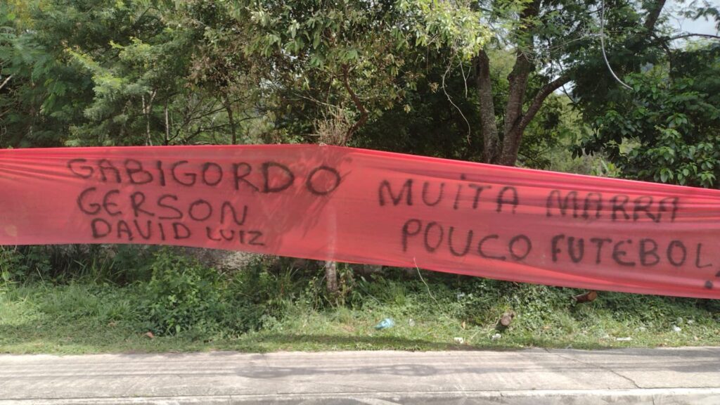 Na manhã deste sábado, torcedores da 18ª região da Raça Rubro Negra protestaram na porta do Ninho do Urubu