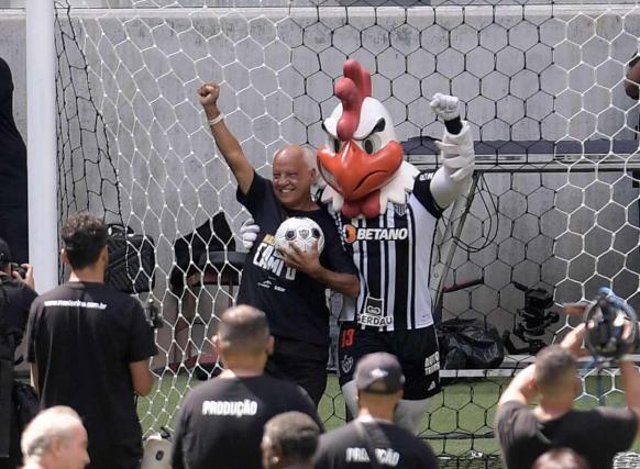 Freguês do Flamengo pelo Atlético, Reinaldo cita Zico como melhor com quem jogou