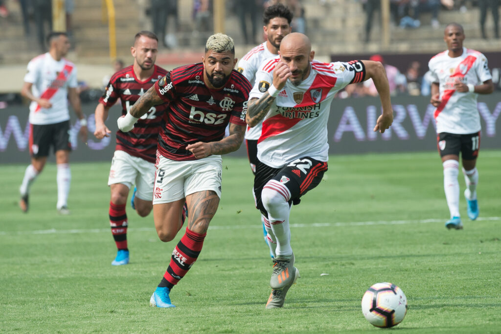 Gabigol contra o River Plate na final de 2019; ele marcou 30 gols e se tornou o maior artilheiro brasileiro na História da Libertadores