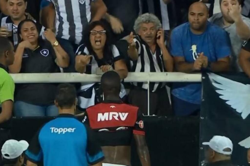Vinícius Júnior sofre racismo em Botafogo x Flamengo