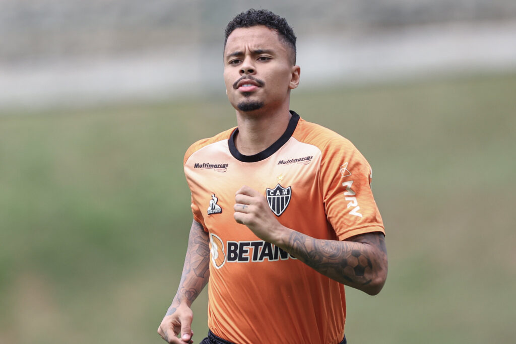 Allan em treino do Atlético-MG; jogador negocia com o Flamengo