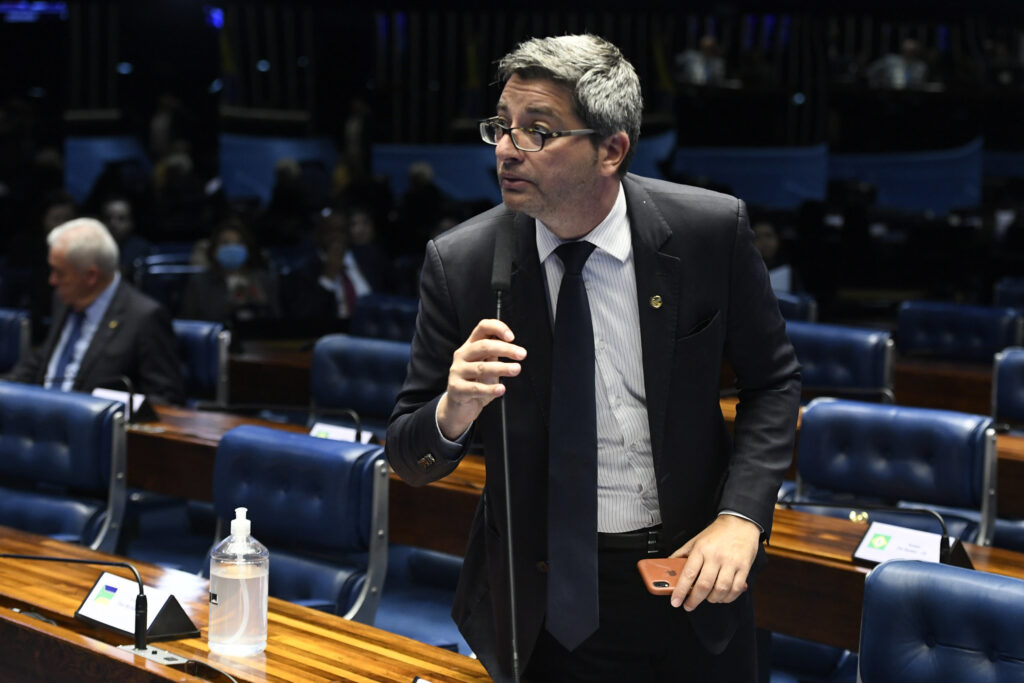 Relator da Lei das SAF, senador Carlos Portinho deu palestra no Flamengo; ele tentou barrar lei que pune torcidas organizadas por racismo e homofobia