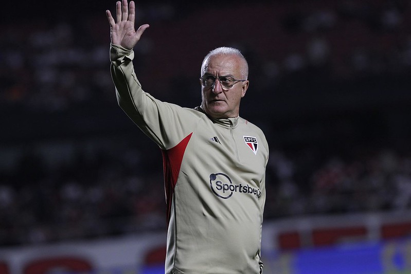 Após vitória de virada no Morumbi, torcedores do São Paulo agradeceram o Flamengo por Dorival Jr. O treinador está invicto há 11 jogos