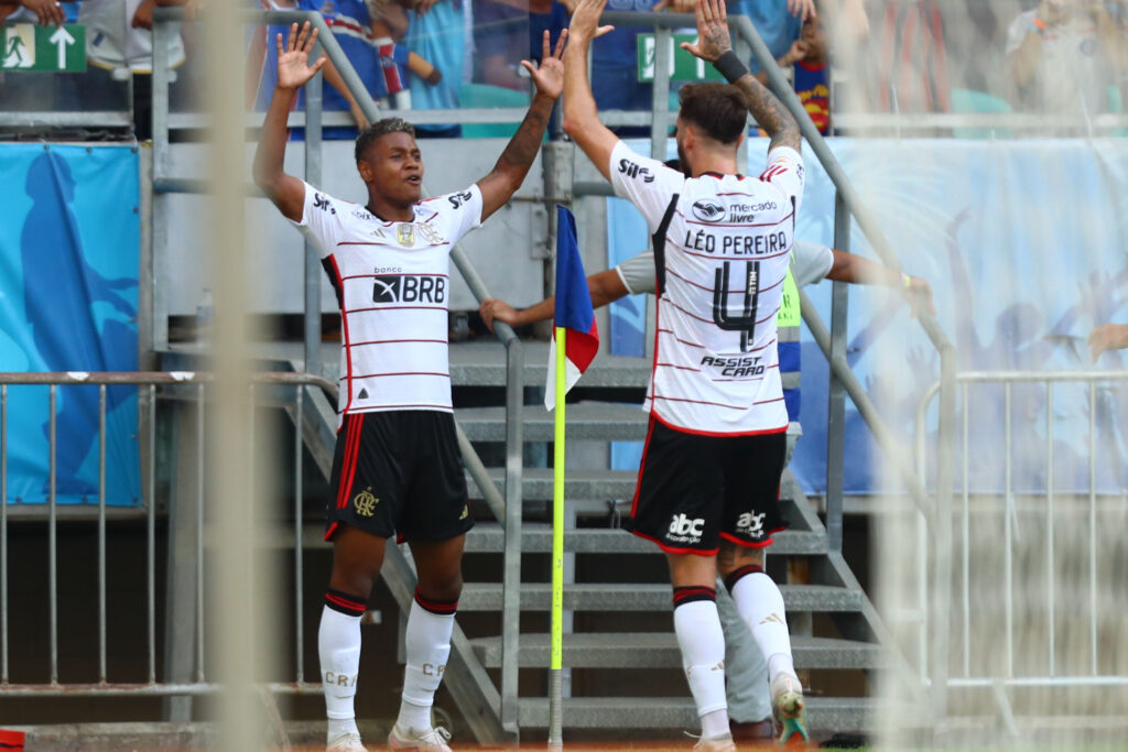 Matheus França e Léo Pereira comemoram gol do Flamengo contra o Bahia