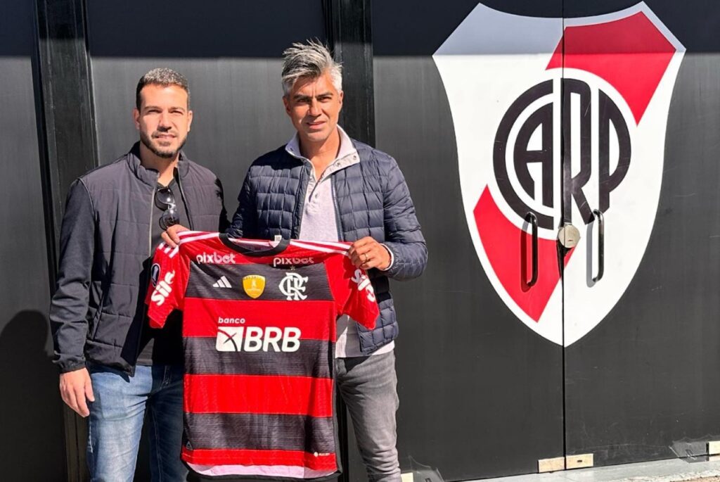 Diogo Lemos ao lado de Marcelo Escudero, diretor técnico do River Plate; membro do Conselho de Futebol do Flamengo visitou CT do clube argentino
