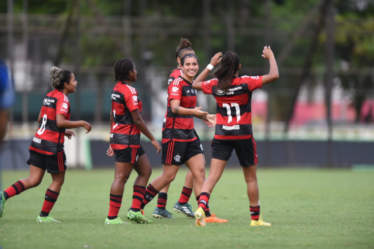 Time do Flamengo comemora vitória no Brasileirão Feminino Sub-20