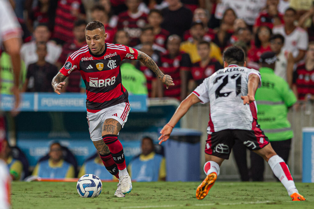 Cebolinha em campo pelo Flamengo contra o Racing pela Libertadores; veja palpites para o jogo