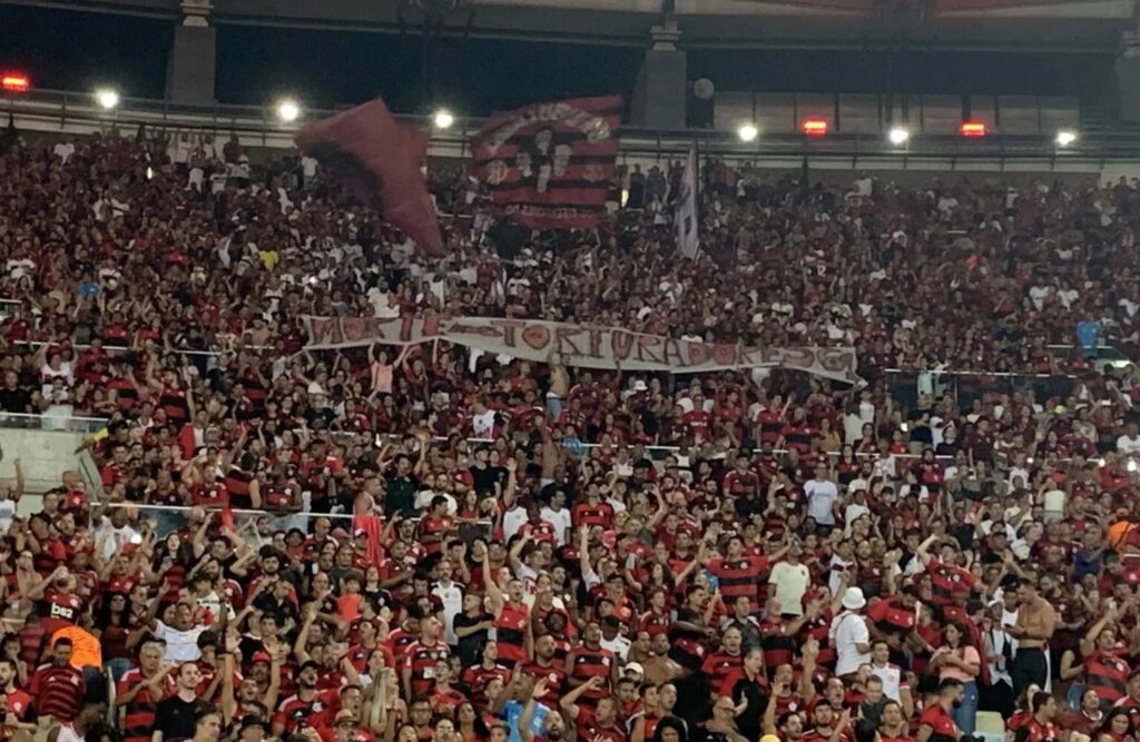 Movimento Flamengo Antifascista lançou vaquinha para ajudar a pagar pena de torcedores punidos por faixa em Fla-Flu do Campeonato Carioca