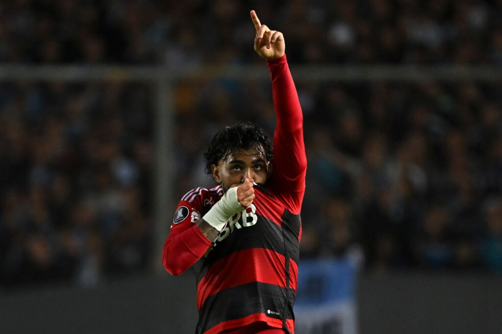Gabigol em campo pelo Flamengo; Sampaoli, jogo contra o Racing e as últimas notícias