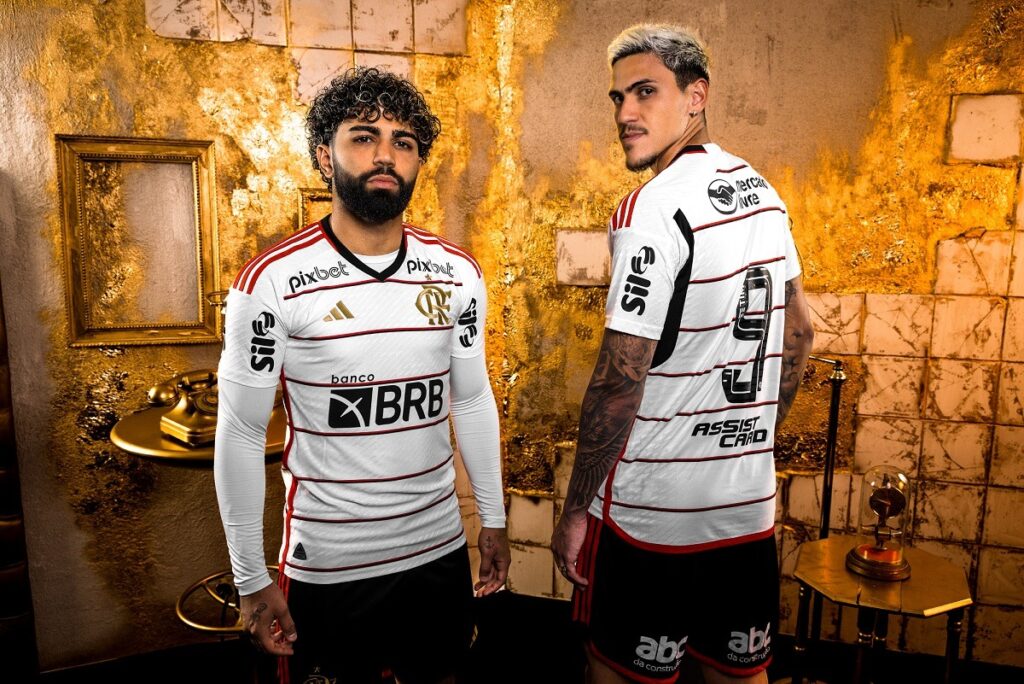 Gabigol e Pedro com a nova camisa do Flamengo; time espera estrear novo Manto contra o Bahia