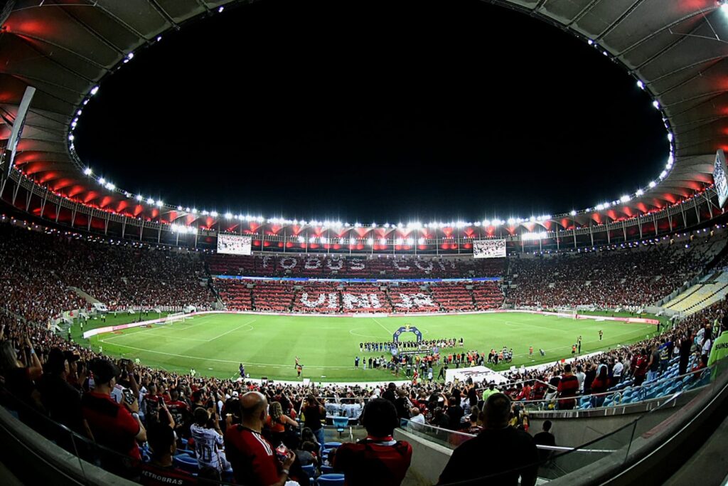 Torcida do Flamengo exibe mosaico em homenagem a Vini Jr