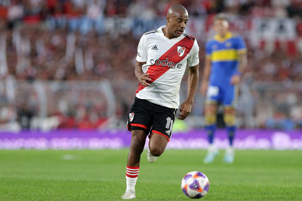 Nicolás de la Cruz em campo pelo River Plate; atleta está em negociações com o Flamengo